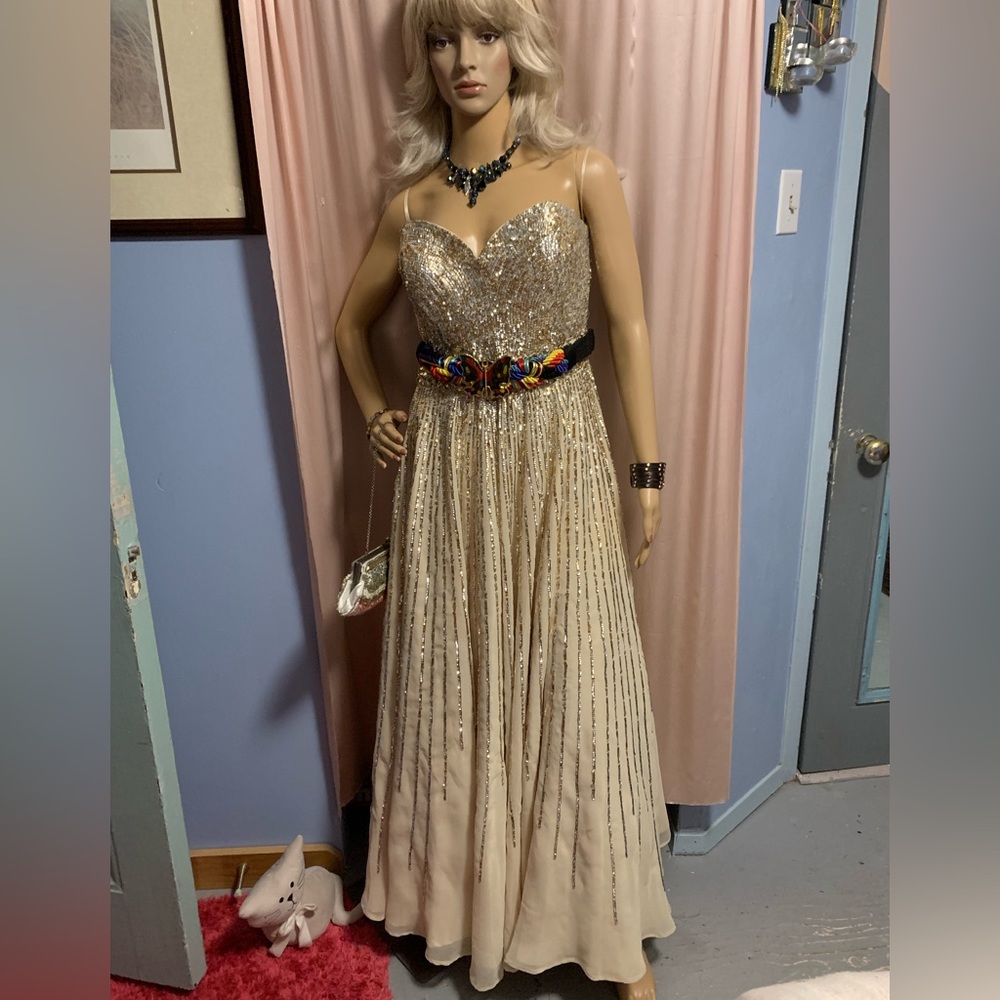 Beautiful cream colour sequined Royal Queen size 14 formal dress….